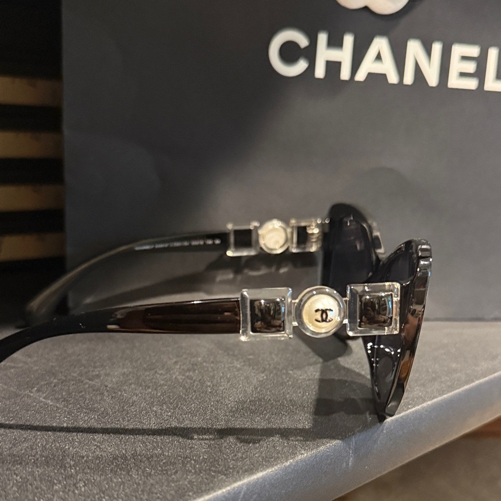 CHANEL Chanel Black Frame White PearL Logo Accent/ N without Case